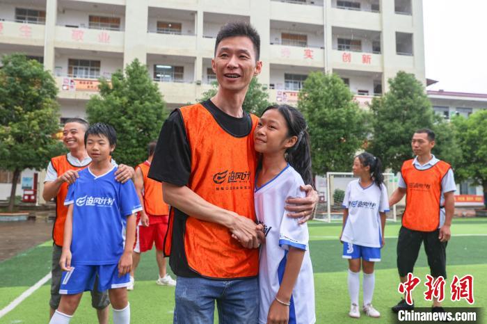 父亲节惊喜！晨曦女足与父辈共踢球