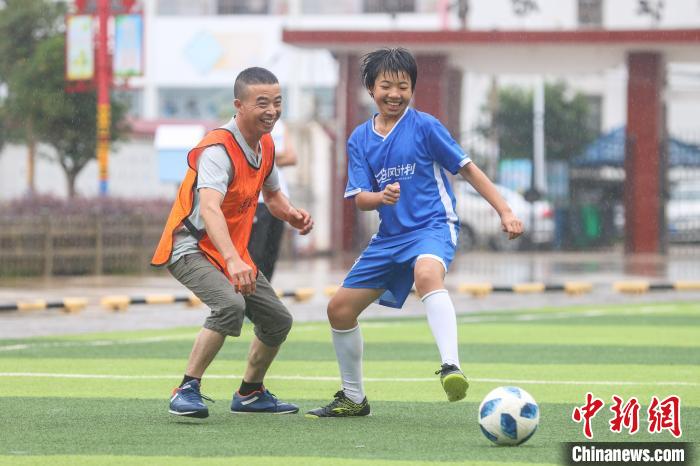 父亲节惊喜！晨曦女足与父辈共踢球