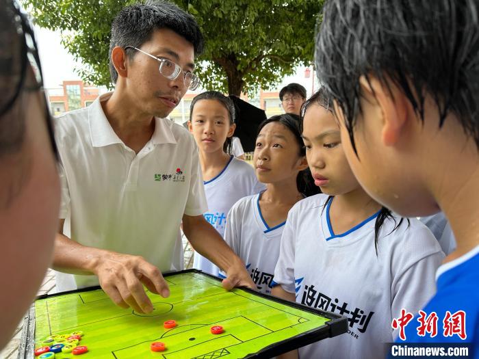 父亲节惊喜！晨曦女足与父辈共踢球