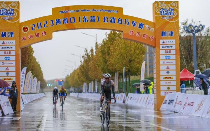 雨中苦战利津站：黄衫易主，拉曼2秒险胜夺冠，